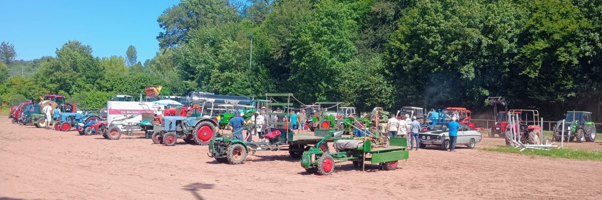 Menschengedränge zwischen Verkaufsständen