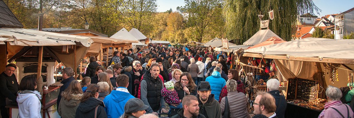 Menschengedränge zwischen Verkaufsständen