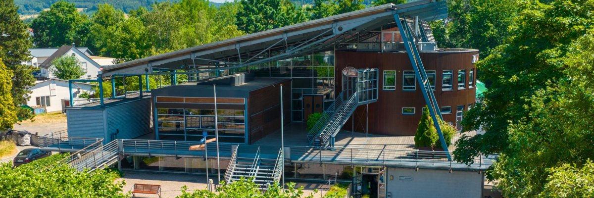 Reichenberghalle Menschengedränge zwischen Verkaufsständen