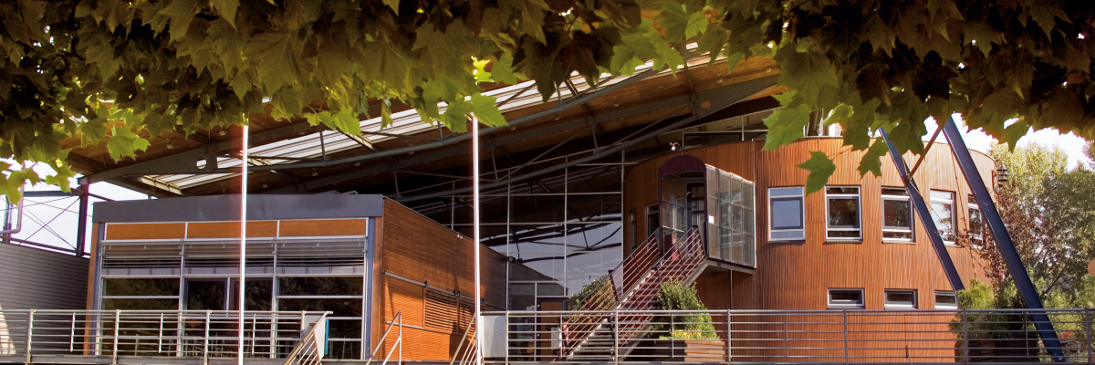 Reichenberghalle Menschengedränge zwischen Verkaufsständen