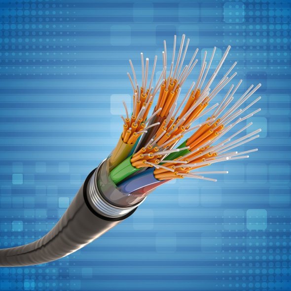 Aufgeschnittenes Glasfaserkabel mit vielen bunten Fasern vor blauem, digital wirkendem Hintergrund – Symbol für schnelles Internet.