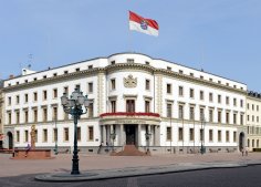 Hessischer Landtag Historisches Parlamentsgebäude des Hessischen Landtags in Wiesbaden, weiße Fassade mit Flagge auf dem Dach und Platz im Vordergrund.