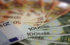 Fächer aus Euro-Banknoten: 20er, 50er und 100er Scheine liegen übereinander ausgebreitet, Nahaufnahme.