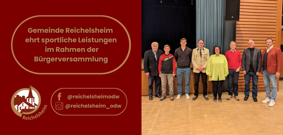 Das linke Textfeld hat einen dunkelroten Hintergrund mit goldenen Rändern. Es zeigt in goldener Schrift den Text: "Gemeinde Reichelsheim ehrt sportliche Leistungen im Rahmen der Bürgerversammlung". Darunter befindet sich ein goldenes Logo mit der Silhouette von Gebäuden (darunter eine Kirche) und dem Schriftzug "Reichelsheim", sowie die Social-Media-Handles "@reichelsheimodw" für Facebook und "@reichelsheim_odw" für Instagram.  Das rechte Foto zeigt neun Personen, die nebeneinander auf einer Bühne mit Holzboden stehen und in die Kamera schauen. Der Hintergrund besteht aus einer dunklen Stoffwand und einer holzgetäfelten Wand. Die Gruppe setzt sich aus verschiedenen Altersgruppen zusammen und trägt unterschiedliche Kleidung, was auf eine Mischung aus Amtsträgern und geehrten Personen hindeutet.