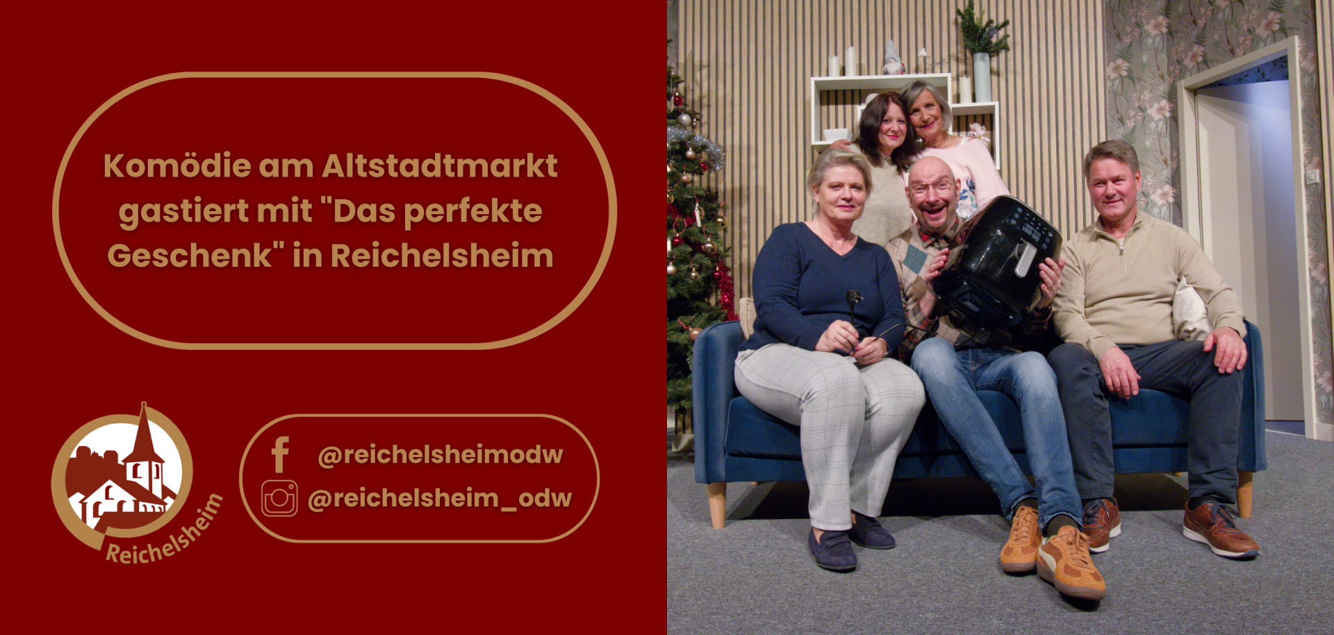 Links auf rotem Hintergrund befindet sich der Text "Komödie am Altstadtmarkt gastiert mit "Das perfekte Geschenk" in Reichelsheim", umrahmt von einer hellbraunen, geschwungenen Form. Darunter ist das Logo von Reichelsheim zu sehen, ein stilisiertes weißes Gebäude mit Kirchturm auf einem hellbraunen Kreis, sowie die Social-Media-Handles "@reichelsheimodw" für Facebook und Instagram.  Rechts ist eine Gruppe von fünf lachenden Personen zu sehen, die auf einer hellblauen Couch vor einer Kulisse sitzen, die ein weihnachtlich dekoriertes Wohnzimmer darstellt. Die Kulisse umfasst einen geschmückten Weihnachtsbaum links und eine Regalwand mit Dekoration im Hintergrund. In der Mitte der Couch hält ein kahlköpfiger Mann mit Brille und einem breiten Grinsen einen schwarzen Airfryer hoch, der offenbar das im Titel erwähnte "perfekte Geschenk" ist. Eine Frau sitzt links neben ihm, ein Mann rechts, beide schauen lachend in die Kamera. Zwei weitere Frauen stehen lachend hinter der Couch. Alle Personen wirken ausgelassen und fröhlich, typisch für eine Komödien-Besetzung.