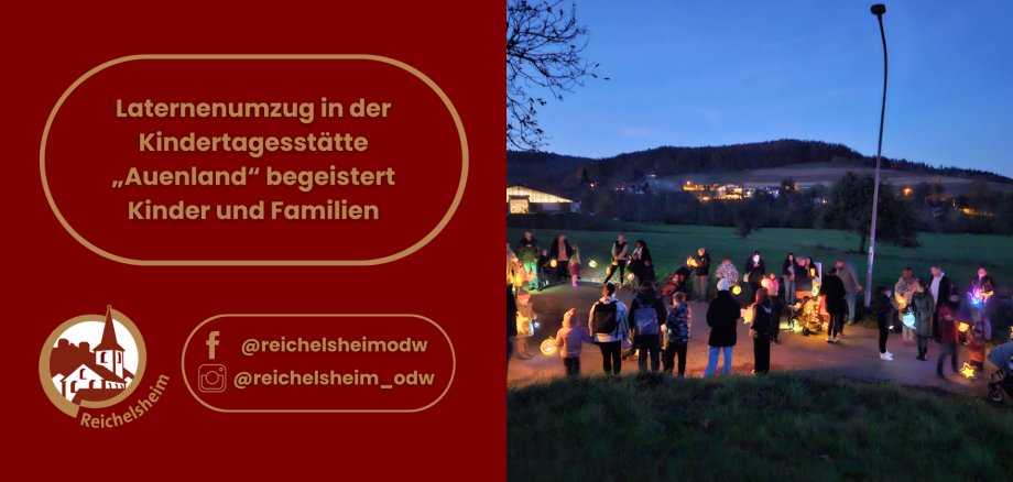 Dieses Bild zeigt eine geteilte Ansicht: Auf der rechten Seite ist eine Gruppe von Kindern und Erwachsenen in der Dämmerung oder bei Nacht abgebildet, die auf einem Weg stehen und verschiedene leuchtende, bunte Laternen tragen. Im Hintergrund sind Häuser mit Lichtern und bewaldete Hügel unter einem dunklen, blauen Himmel zu erkennen. Die linke Seite des Bildes ist dunkelrot und enthält in einem geschwungenen, goldenen Rahmen den Text: "Laternenumzug in der Kindertagesstätte „Auenland" begeistert Kinder und Familien". Darunter befinden sich das Logo von Reichelsheim (eine stilisierte Kirche) und Social-Media-Handles (@reichelsheimodw auf Facebook und @reichelsheim_odw auf Instagram).