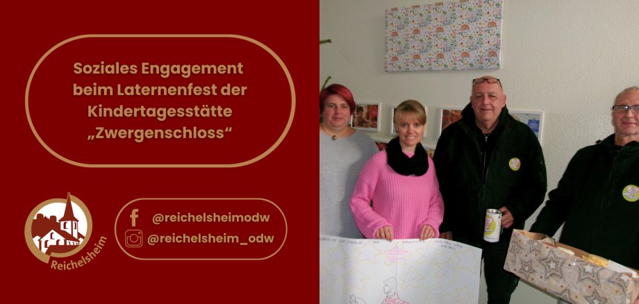 Soziales Engagement beim Laternenfest der Kindertagesstätte Zwergenschloss Eine Grafik und ein Foto, geteilt in zwei Hälften. Die linke Grafik auf dunkelrotem Hintergrund mit goldenen Akzenten zeigt den Titel "Soziales Engagement beim Laternenfest der Kindertagesstätte „Zwergenschloss“". Darunter ist das Logo von Reichelsheim abgebildet, ein weißes stilisiertes Gebäude in einem Kreis, sowie Social-Media-Handles "@reichelsheimodw" für Facebook und Instagram. Die rechte Bildhälfte zeigt vier lächelnde Erwachsene (zwei Frauen und zwei Männer) in einem hellen Innenraum. Die blonde Frau in der Mitte trägt einen pinken Pullover und einen schwarzen Schal und hält ein großes weißes Poster mit gelben Sternumrissen und der Aufschrift "BACK IST WIE STERNE, DIE ERLEUCHTEN UND DEN WEG WEISEN". Rechts von ihr stehen zwei Männer in dunklen Jacken mit kleinen runden gelben Ansteckern; einer hält einen weißen Becher mit dem gleichen gelben Logo, der andere eine Geschenkbox mit Sternenmuster. Eine weitere Frau mit roten Haaren steht links im Bild. Der Hintergrund ist eine weiße Wand mit aufgehängten Bildern und einer bunten Dekoration.