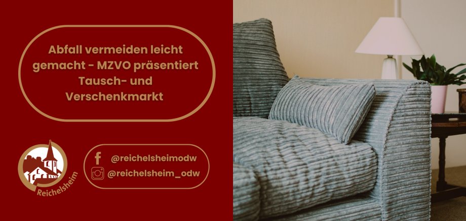 Abfall vermeiden leicht gemacht - MZVO präsentiert Tausch- und Verschenkmarkt Werbebanner für einen Tausch- und Verschenkmarkt der MZVO und Reichelsheim. Die linke Hälfte zeigt auf dunkelrotem Hintergrund in einer goldenen Umrandung den Text: "Abfall vermeiden leicht gemacht – MZVO präsentiert Tausch- und Verschenkmarkt". Darunter befinden sich das Logo von Reichelsheim und Social-Media-Namen. Die rechte Hälfte zeigt ein gemütliches, hellblaues Cord-Sofa in einem Wohnzimmer mit einem Beistelltisch, auf dem eine Lampe und eine Zimmerpflanze stehen.