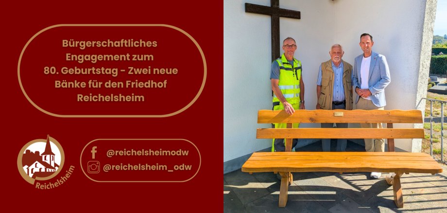 Grafik zu bürgerschaftlichem Engagement: Drei Männer stehen hinter einer neuen Holzbank vor einer Friedhofskapelle in Reichelsheim.
