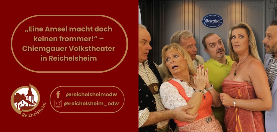 Ein Werbebild für das Chiemgauer Volkstheater, geteilt in eine linke rote Texthälfte und eine rechte Bildhälfte, die eine komödiantische Szene zeigt.  Links sind auf rotem Hintergrund in einer golden umrandeten Sprechblase der Titel des Stücks „Eine Amsel macht doch keinen frommer!“ sowie „Chiemgauer Volkstheater in Reichelsheim“ zu lesen. Darunter befindet sich ein Logo mit einer stilisierten Kirche und dem Schriftzug „Reichelsheim“, daneben die Facebook- und Instagram-Handles „@reichelsheimodw“.  Rechts ist eine Theaterszene in einem Hotelflur zu sehen, wo sechs Schauspieler mit weit aufgerissenen Augen und Mündern schockiert oder überrascht dreinschauen. Über einer Tür im Hintergrund hängt ein blaues Schild mit der Aufschrift „Rezeption“. Im Vordergrund steht eine blonde Frau, die nur in ein orangefarbenes Handtuch gewickelt ist und mit entsetztem Blick nach vorne schaut. Neben ihr und dahinter befinden sich weitere fünf Personen, darunter eine blonde Frau in Tracht mit panischem Ausdruck und ein Mann in einem grünen Poloshirt mit einem extrem überraschten Gesichtsausdruck. Die gesamte Szene vermittelt den Eindruck eines unerwarteten, peinlichen oder komischen Zusammentreffens.