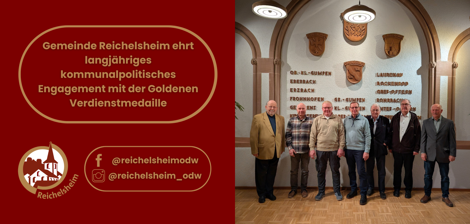 Rechts ein Gruppenfoto in einem Saal: sieben erwachsene Personen stehen nebeneinander vor einer Wand mit Wappen, Holztäfelung und eingravierten Ortsnamen; ihre Gesichter sind nicht erkennbar. Links ein dunkelroter Bereich mit goldener Umrahmung und Text: „Gemeinde Reichelsheim ehrt langjähriges kommunalpolitisches Engagement mit der Goldenen Verdienstmedaille“, darunter das Reichelsheim-Logo und Social‑Media‑Namen. Gesamtansicht zeigt eine offizielle Auszeichnungs‑Szene.