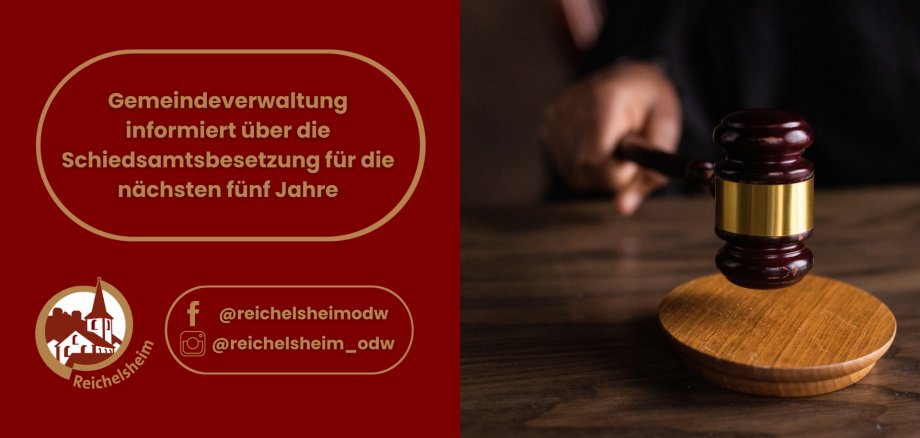 Grafik: Text zur Info der Gemeindeverwaltung über die Schiedsamtsbesetzung für fünf Jahre. Rechts Nahaufnahme eines Richterhammers auf Holzblock.
