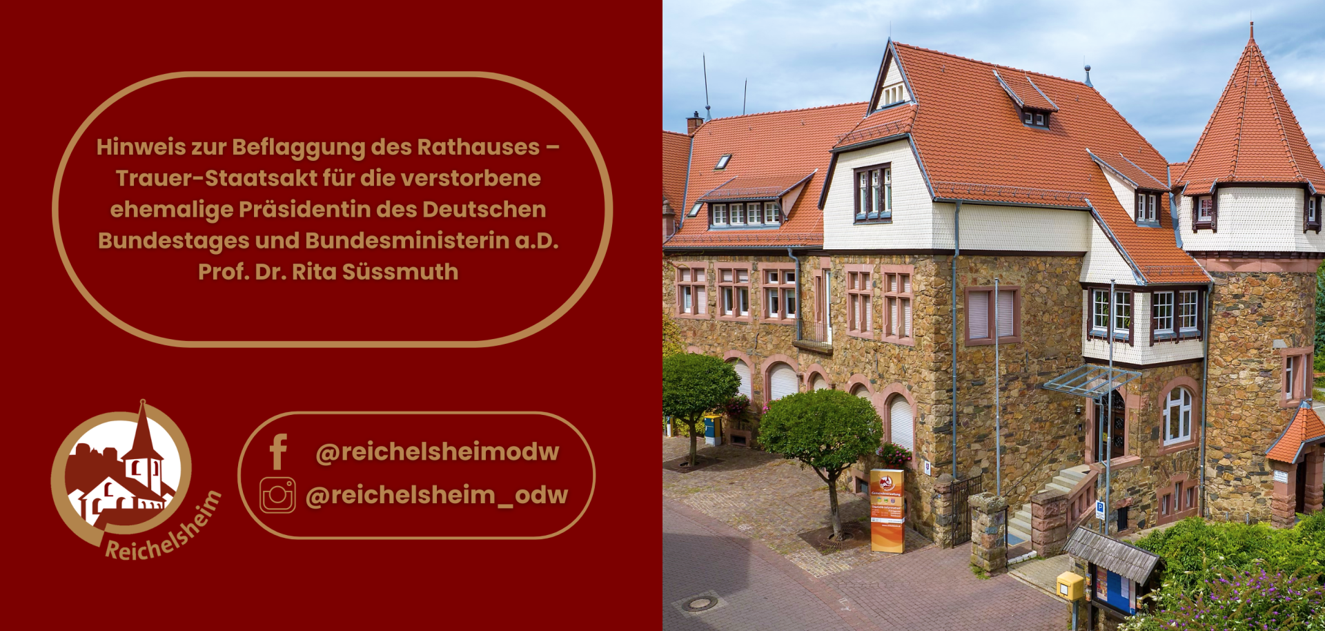 Eine Collage aus Text und Bild. Auf der linken Seite befindet sich ein roter Hintergrund mit einem goldfarbenen Textfeld, das den "Hinweis zur Beflaggung des Rathauses – Trauer-Staatsakt für die verstorbene ehemalige Präsidentin des Deutschen Bundestages und Bundesministerin a.D. Prof. Dr. Rita Süssmuth" enthält. Darunter sind das Logo von Reichelsheim (eine stilisierte Kirche/Gebäude in einem Kreis) und Social-Media-Symbole für Facebook und Instagram mit den Handles "@reichelsheimodw" abgebildet. Die rechte Seite zeigt eine Weitwinkelaufnahme des historischen Rathauses von Reichelsheim, ein massives Steingebäude mit rotem Ziegeldach, mehreren Giebeln und einem markanten Eckturm, unter einem teilweise bewölkten Himmel. Vor dem Gebäude sind einige Bäume und ein Informationsstand zu sehen.