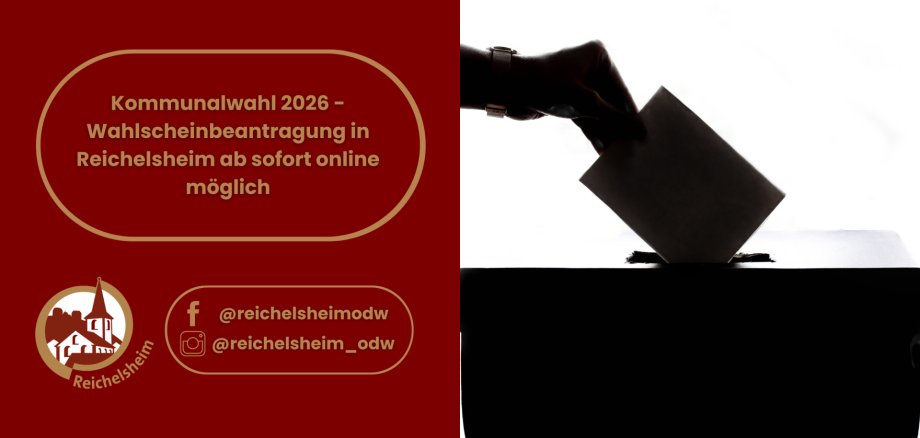 Das Bild ist zweigeteilt.  Links: Auf dunkelrotem Hintergrund steht in einem goldfarbenen Rahmen der Text "Kommunalwahl 2026 – Wahlscheinbeantragung in Reichelsheim ab sofort online möglich". Darunter befinden sich das gold-weiße Logo der Gemeinde Reichelsheim und goldene Social Media-Icons für Facebook (@reichelsheimodw) und Instagram (@reichelsheim_odw).  Rechts: Eine kontrastreiche Silhouette zeigt eine Hand, die einen Stimmzettel in eine Wahlurne wirft, vor einem hellen Hintergrund.
