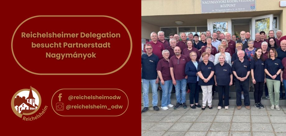Grafik: „Reichelsheimer Delegation besucht Partnerstadt Nagymányok“. Rechts Gruppenfoto vor Gebäude; Gesichter unkenntlich, viele tragen Vereinshemden.