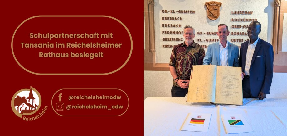 Geteiltes Bild: links Hinweis auf eine Schulpartnerschaft mit Tansania, rechts drei Männer mit geöffnetem Partnerschaftsbuch im Rathaus.