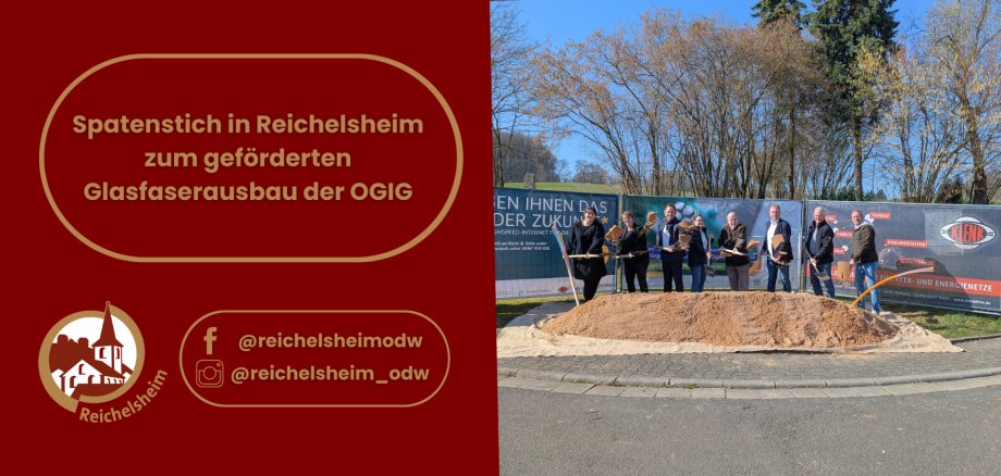 Spatenstich in Reichelsheim: Gruppe mit Schaufeln vor Bauzaun und Sandhaufen, Start des geförderten Glasfaserausbaus der OGIG. Logos und Social Media sichtbar.