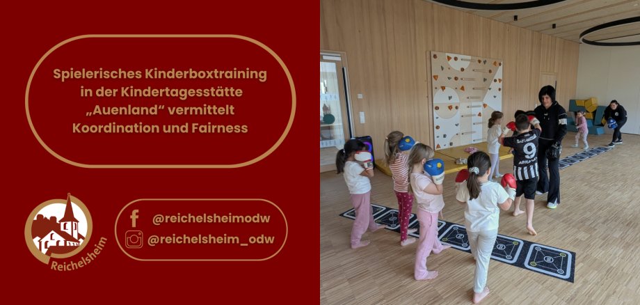 Die linke Seite ist eine rote Grafik mit goldenem Rahmen und Text. Der Haupttext lautet: „Spielerisches Kinderboxtraining in der Kindertagesstätte „Auenland“ vermittelt Koordination und Fairness“. Darunter befindet sich das Logo von Reichelsheim (ein stilisiertes Gebäude mit Turm) und die Social-Media-Konten @reichelsheimodw (Facebook) und @reichelsheim_odw (Instagram).  Die rechte Seite zeigt ein lebhaftes Foto, auf dem mehrere junge Kinder (etwa im Vorschul- und Grundschulalter) barfuß in einem hellen Raum mit Holzwänden an einem Boxtraining teilnehmen. Die Kinder tragen bunte Boxhandschuhe in Rot, Blau und Weiß. Sie stehen auf schwarzen Bodenmatten mit weißen Markierungen. Zwei Erwachsene beaufsichtigen die Gruppe; eine Erwachsene in einem schwarzen Hoodie leitet aktiv ein Kind in einem schwarz-weißen Trikot mit der Nummer 9 an, das rote Handschuhe trägt. Im Hintergrund sind weitere Kinder und eine andere Erwachsene zu sehen.