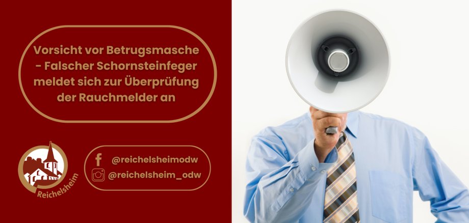 Warnhinweis: Betrugsmasche – angeblicher Schornsteinfeger kündigt Rauchmelderprüfung an; rechts Person mit Megafon, links Gemeinde-Logo und Social-Media.