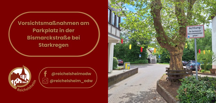 Ein Bild, das aus einer roten Textfläche links und einem Foto rechts besteht. Auf der roten Fläche steht in goldenen Lettern: 'Vorsichtsmaßnahmen am Parkplatz in der Bismarckstraße bei Starkregen'. Darunter befindet sich das Wappen von Reichelsheim (eine Kirche in einem Kreis) und Social-Media-Handles für Facebook (@reichelsheimodw) und Instagram (@reichelsheim_odw). Die rechte Seite zeigt ein sonniges Foto eines Parkplatzes oder Dorfplatzes. Ein großer, belaubter Baum steht mittig. An seinen Ästen hängen bunte, längliche Dekorationen in Rot und Gelb. Um den Baum herum ist eine Holzbank angebracht. Rechts vom Baum steht ein weißes Schild mit rotem Rand und der Aufschrift: 'Achtung! Bei Hochwasser Überschwemmungs-gefahr!' Im Hintergrund sind weitere Bäume, ein Teil eines Gebäudes, geparkte Autos und eine Treppe, die zu einer Fußgängerbrücke führt, zu sehen.