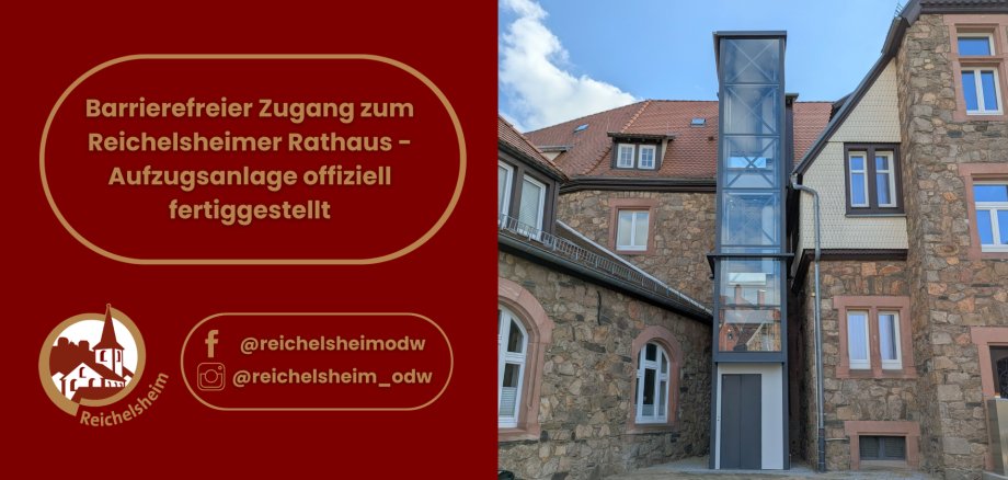 Neuer gläserner Aufzug am Reichelsheimer Rathaus ermöglicht barrierefreien Zugang; rechts historische Fassade, links Hinweisgrafik der Gemeinde.