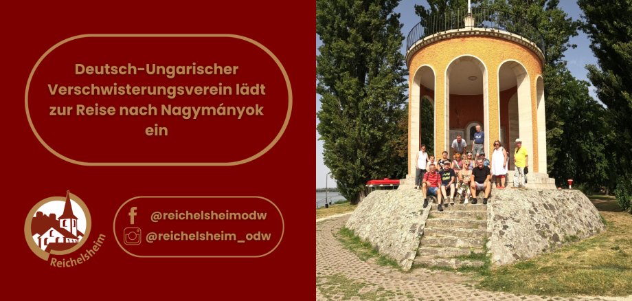 Deutsch-Ungarischer Verschwisterungsverein lädt zur Reise nach Nagymányok ein Eine Collage aus Text und Foto. Links auf rotem Hintergrund steht in goldener Schrift: "Deutsch-Ungarischer Verschwisterungsverein lädt zur Reise nach Nagymányok ein." Darunter befinden sich das Logo von Reichelsheim (eine Silhouette eines Gebäudes) und Social Media Kontaktdaten (@reichelsheimodw auf Facebook, @reichelsheim_odw auf Instagram). Die rechte Seite zeigt ein Gruppenfoto von etwa 15 bis 20 Erwachsenen, die auf den Steinstufen vor einem runden, orangefarbenen Pavillon mit mehreren Bögen sitzen oder stehen. Im Hintergrund sind hohe grüne Bäume und ein Gewässer zu sehen. Alle Personen schauen freundlich in die Kamera, was eine positive und einladende Atmosphäre vermittelt.