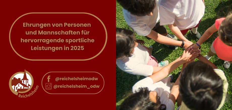 Ein Werbebild für die Ehrung von Personen und Mannschaften für herausragende sportliche Leistungen in Reichelsheim. Die linke Seite zeigt auf rotem Hintergrund in goldener Schrift den Titel "Ehrungen von Personen und Mannschaften für hervorragende sportliche Leistungen in 2025". Darunter sind das Logo der Gemeinde Reichelsheim und Social-Media-Kontaktdaten für Facebook und Instagram (@reichelsheimodw) abgebildet. Die rechte Bildhälfte zeigt von oben eine Gruppe von Kindern oder Jugendlichen, die ihre Hände auf einem grünen Rasen übereinander legen, was Teamgeist und Zusammenhalt symbolisiert.