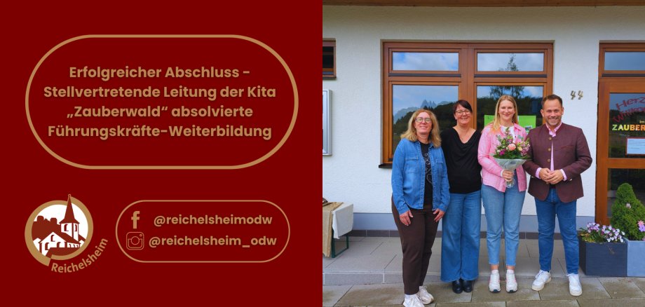 Erfolgreicher Abschluss - Stellvertretende Leitung der Kita „Zauberwald“ absolvierte Führungskräfte-Weiterbildung Vier Personen vor der Kita „Zauberwald“, eine hält einen Blumenstrauß; links steht Text zum erfolgreichen Abschluss einer Führungskräfte-Weiterbildung.