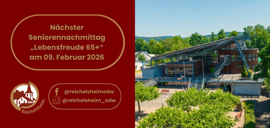 Faschingsnachmittag im Rahmen des Seniorenprogramms „Lebensfreude 65+“ Ankündigungsbild für den Seniorennachmittag "Lebensfreude 65+" in Reichelsheim. Die linke Bildhälfte auf dunkelrotem Hintergrund zeigt in Goldschrift den Text: "Nächster Seniorennachmittag „Lebensfreude 65+“ am 09. Februar 2026". Darunter befinden sich das Logo von Reichelsheim (eine stilisierte Kirche mit Turm in einem Kreis) und Social-Media-Kontakte für Facebook und Instagram (@reichelsheimodw, @reichelsheim_odw). Die rechte Bildhälfte zeigt eine helle Außenaufnahme eines modernen Gemeinschaftszentrums oder Veranstaltungsgebäudes mit viel Glas, Holzverkleidung und einer markanten Dachkonstruktion, umgeben von grünen Bäumen unter blauem Himmel, das als Veranstaltungsort dient.