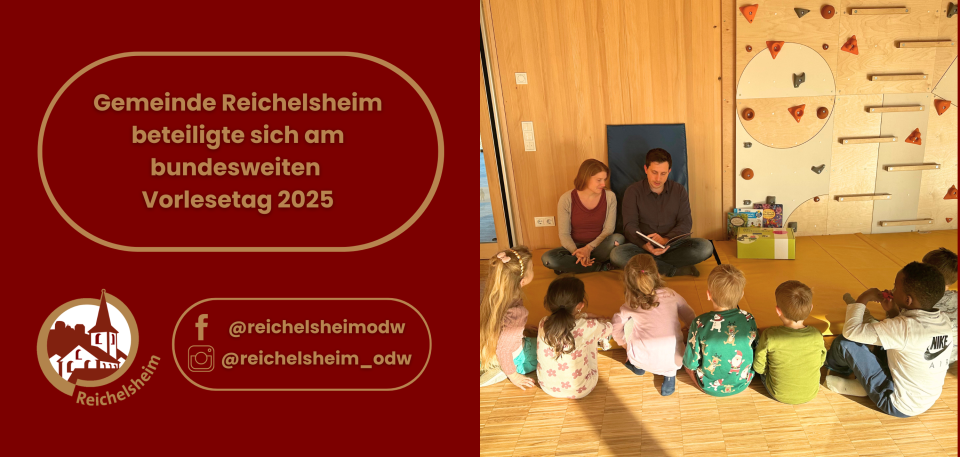 Zusammengesetztes Bild: Links auf dunkelrotem Hintergrund steht in goldenen Buchstaben der Text 'Gemeinde Reichelsheim beteiligte sich am bundesweiten Vorlesetag 2025'. Darunter befindet sich das stilisierte Logo der Gemeinde Reichelsheim und Social-Media-Handles für Facebook und Instagram. Rechts zeigt ein Foto einen Mann und eine Frau, die im Schneidersitz auf dem Boden sitzen und einer Gruppe von sechs bis sieben Kindern, die in einem Halbkreis um sie herum sitzen, aus einem Buch vorlesen. Die Szene spielt in einem hellen Raum mit Holzwänden und einer farbenfrohen Kletterwand im Hintergrund, was auf eine kinderfreundliche Umgebung hindeutet. Die Kinder schauen aufmerksam zu den Erwachsenen und dem Buch