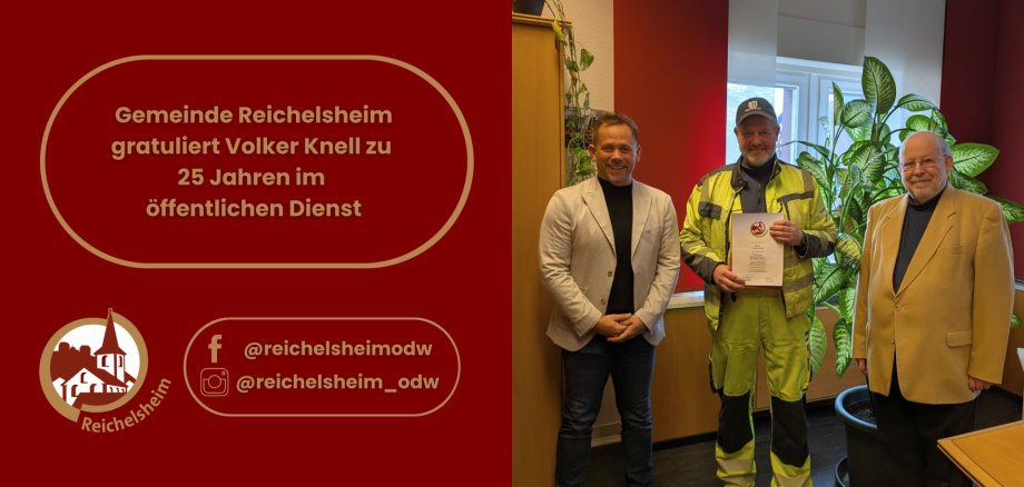 Foto und Grafik: Die Grafik auf der linken Seite verkündet 'Gemeinde Reichelsheim gratuliert Volker Knell zu 25 Jahren im öffentlichen Dienst' und zeigt das Gemeindelogo mit einer stilisierten Kirche. Auf der rechten Seite ist ein Foto zu sehen: Volker Knell, ein Mann mittleren Alters in gelb-schwarzer Arbeitskleidung und Kappe, lächelt und hält eine gerahmte Urkunde. Er steht zwischen zwei weiteren lächelnden Männern. Der Mann links trägt ein helles Sakko und Jeans, der Mann rechts ein beiges Sakko. Im Hintergrund sind eine rote Wand und eine große grüne Zimmerpflanze zu sehen.
