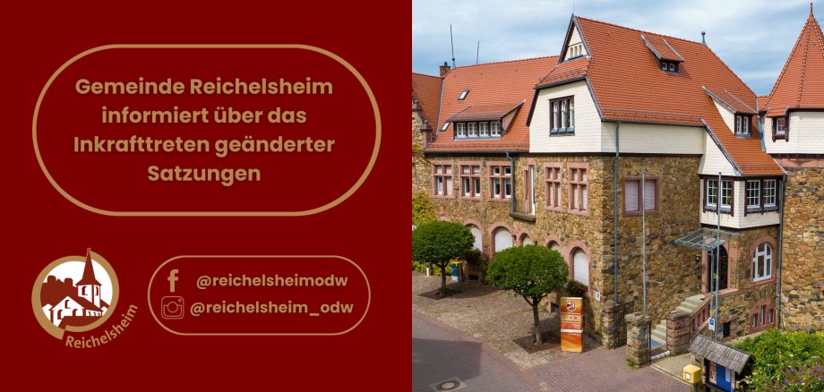 Eine dunkelrote Grafik mit goldener Umrandung auf der linken Seite enthält die Botschaft: "Gemeinde Reichelsheim informiert über das Inkrafttreten geänderter Satzungen". Darunter befindet sich das Logo der Gemeinde Reichelsheim, das ein stilisiertes Gebäude mit Turm zeigt, sowie Social-Media-Links (@reichelsheimodw für Facebook und @reichelsheim_odw für Instagram). Die rechte Seite des Bildes zeigt ein malerisches, historisches Gebäude mit einer Fassade aus Bruchstein, roten Ziegeldächern und weißen Giebeln. Eine Steintreppe führt zum Eingang, flankiert von zwei kleinen Bäumen und einem Informationsständer der Gemeindeverwaltung und Tourist-Information. Es handelt sich vermutlich um das Rathaus oder ein wichtiges Verwaltungsgebäude der Gemeinde Reichelsheim.