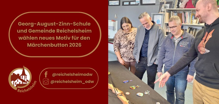 Roter Banner mit Text zur Motivauswahl für den Märchenbutton 2026; daneben Personen in einem Raum betrachten kleine Button-Entwürfe auf einem Tisch.