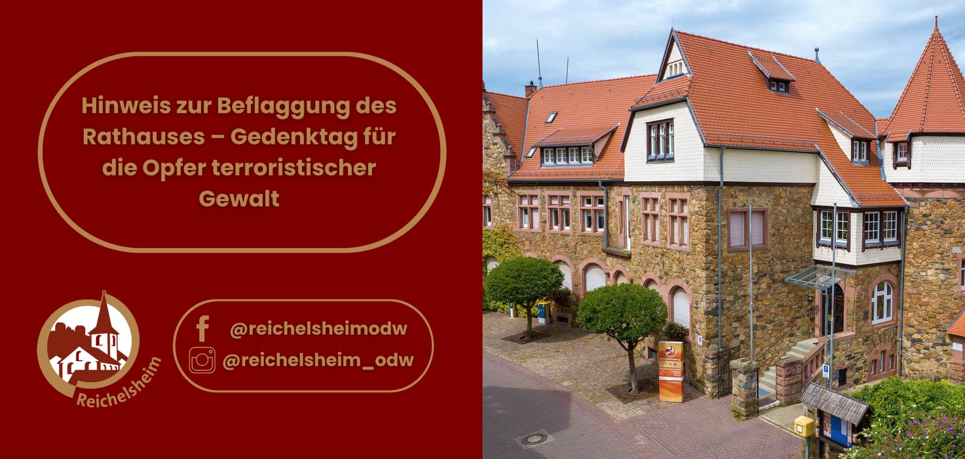 Ein Infoplakat der Gemeinde Reichelsheim. Die linke Hälfte zeigt auf rotem Hintergrund in goldener Schrift den Text: "Hinweis zur Beflaggung des Rathauses – Gedenktag für die Opfer terroristischer Gewalt". Darunter sind das Ortslogo von Reichelsheim und Social Media Kanäle (@reichelsheimodw) abgebildet. Die rechte Hälfte zeigt ein Foto des Rathauses: ein großes, historisch wirkendes Gebäude mit Steinmauern, roten Ziegeldächern und vielen Fenstern, umgeben von gepflastertem Vorplatz und etwas Grün.