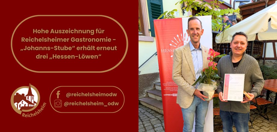 Hohe Auszeichnung für Reichelsheimer Gastronomie - „Johanns-Stube“ erhält erneut drei „Hessen-Löwen“ Grafik: Zwei Männer präsentieren Blumen und eine Urkunde vor einem Hessen-Löwen-Banner. Die „Johanns-Stube“ erhält erneut drei Hessen-Löwen.