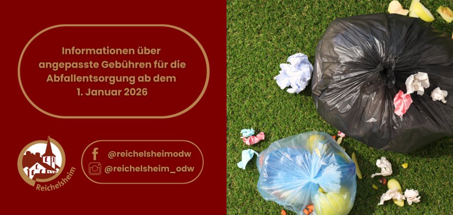 Informationsgrafik der Gemeinde Reichelsheim zu angepassten Gebühren für die Abfallentsorgung ab dem 1. Januar 2026. Die linke Seite auf dunkelrotem Grund zeigt den Ankündigungstext, das Logo von Reichelsheim und Social-Media-Kontakte (@reichelsheimodw). Die rechte Seite zeigt eine Nahaufnahme von einem schwarzen und einem transparenten blauen Müllsack, umgeben von zerknülltem Papier und Lebensmittelresten (wie Apfelschalen) auf grünem Gras.