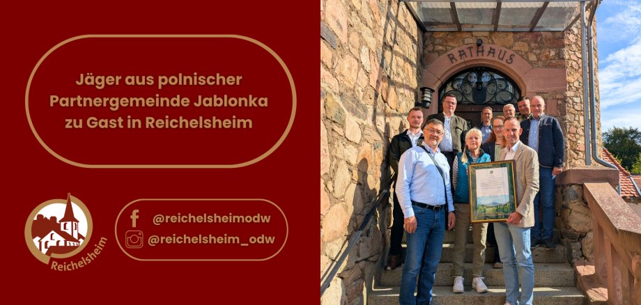 Jäger aus polnischer Partnergemeinde Jablonka zu Gast in Reichelsheim Grafik: Jäger aus polnischer Partnergemeinde Jablonka zu Gast in Reichelsheim; daneben Gruppenfoto vor dem Rathaus mit gerahmter Urkunde.