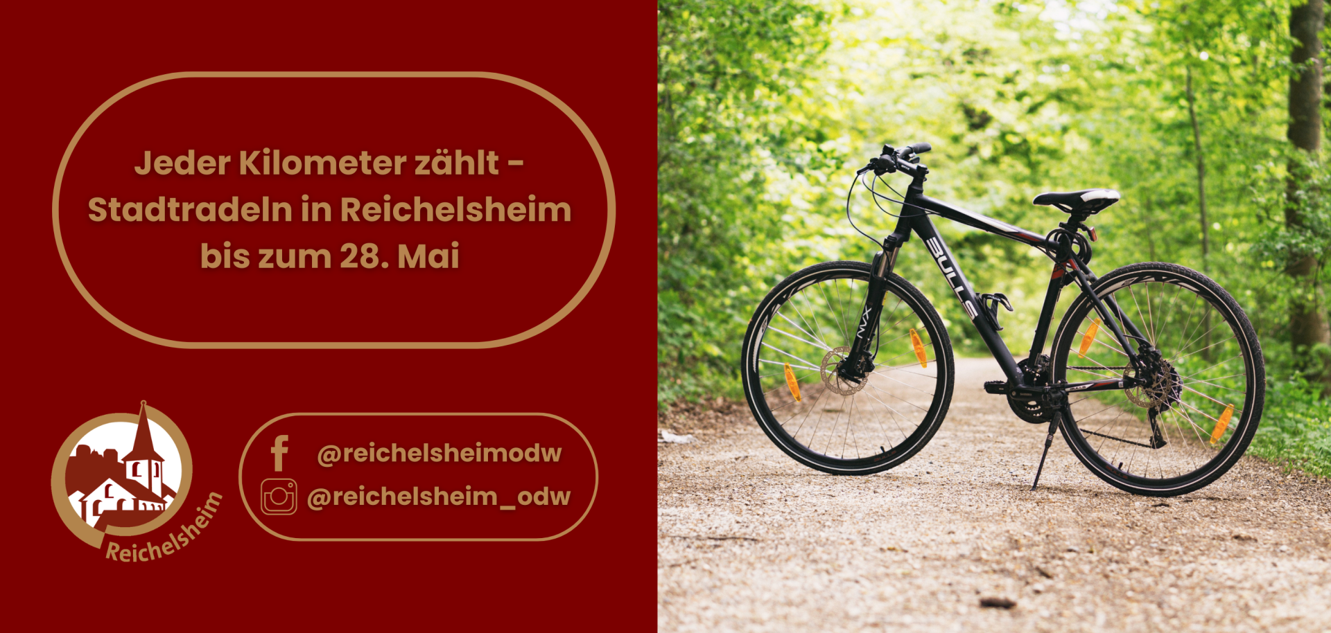 Plakat: „Jeder Kilometer zählt – Stadtradeln in Reichelsheim bis zum 28. Mai“. Daneben ein schwarzes Fahrrad auf einem Waldweg. Social-Media-Handles.
