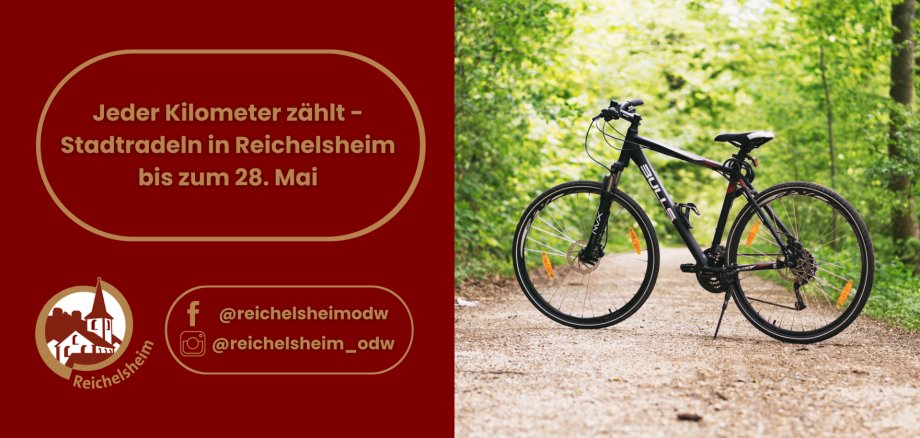 Plakat: „Jeder Kilometer zählt – Stadtradeln in Reichelsheim bis zum 28. Mai“. Daneben ein schwarzes Fahrrad auf einem Waldweg. Social-Media-Handles.