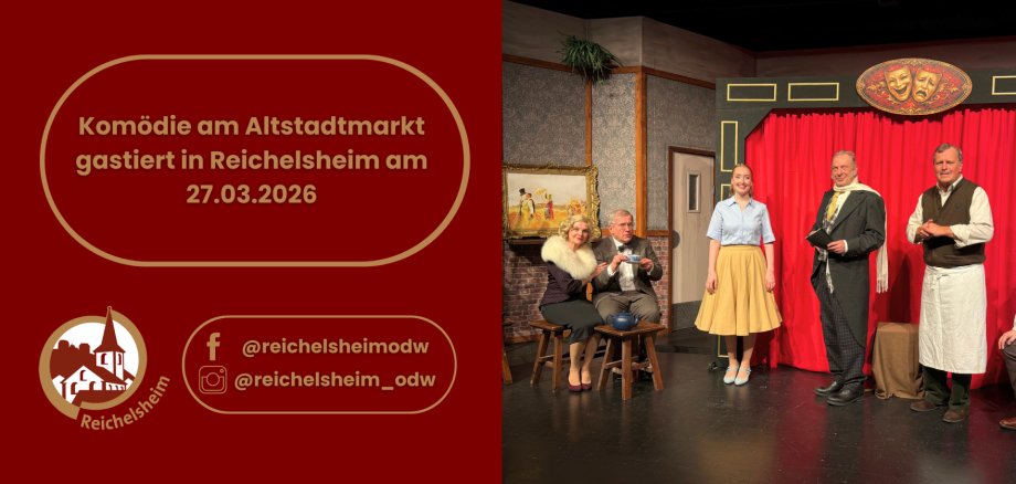 Bühnenfoto mit fünf Darstellenden vor rotem Vorhang; daneben Text: „Komödie am Altstadtmarkt gastiert in Reichelsheim am 27.03.2026“.
