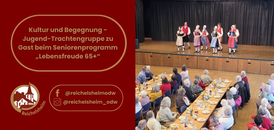 Jugendliche in Trachten tanzen auf einer Bühne; davor sitzen viele Seniorinnen und Senioren an gedeckten Tischen in einem Saal.