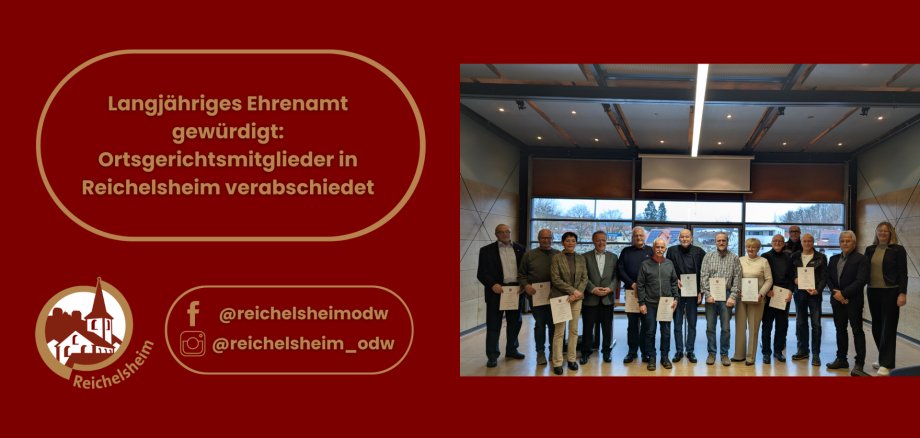 Ein Bild, das links einen roten Textbereich und rechts ein Foto zeigt. Der Textbereich enthält den Titel 'Langjähriges Ehrenamt gewürdigt: Ortsgerichtsmitglieder in Reichelsheim verabschiedet' und unten das Logo von Reichelsheim sowie Social-Media-Handles. Das Foto zeigt dreizehn Personen, überwiegend ältere Männer und Frauen, die in einer Reihe in einem modernen Raum stehen und Urkunden in den Händen halten. Sie werden für ihren langjährigen ehrenamtlichen Dienst verabschiedet.