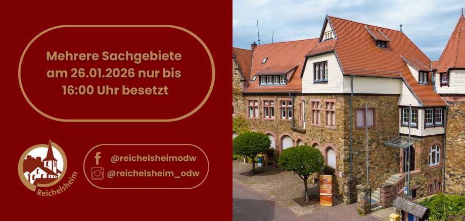 Ein zweigeteiltes Bild. Die linke Hälfte auf rotem Hintergrund enthält eine wichtige Ankündigung in goldener Schrift: "Mehrere Sachgebiete am 26.01.2026 nur bis 16:00 Uhr besetzt". Darunter sind das weiße Logo der Gemeinde Reichelsheim mit einer stilisierten Kirche und die Social-Media-Accounts @reichelsheimodw für Facebook und Instagram zu sehen. Die rechte Bildhälfte zeigt ein historisch anmutendes, mehrstöckiges Gebäude aus Naturstein mit roten Ziegeldächern, weißen Giebeln und vielen Fenstern. Das Gebäude könnte ein Verwaltungsgebäude oder das Rathaus der Gemeinde Reichelsheim sein, davor ist ein kleiner gepflasterter Vorplatz mit zwei kleinen Bäumen zu erkennen, und der Himmel ist leicht bewölkt.