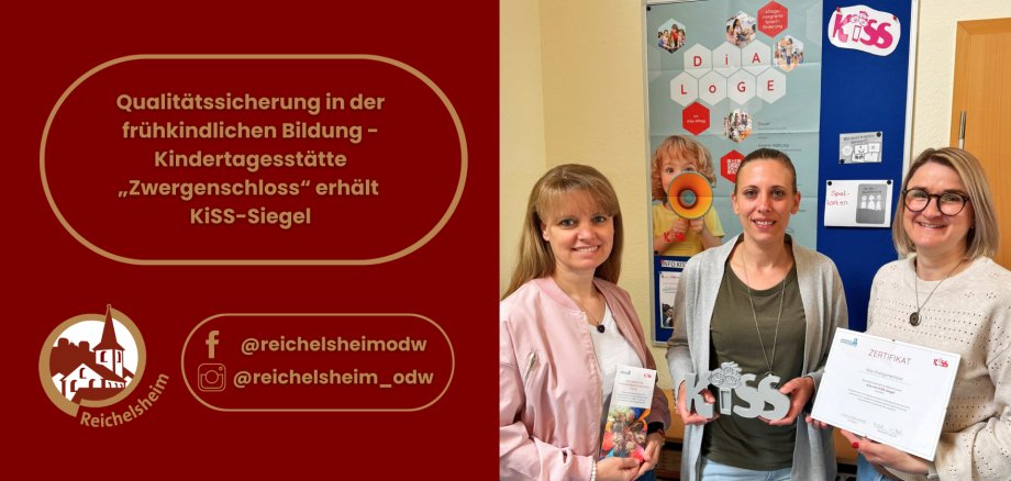 Drei Kita-Mitarbeiterinnen halten KiSS-Siegel, Broschüre und Zertifikat; daneben Text: Kita „Zwergenschloss“ erhält KiSS-Siegel. Logo Gemeinde Reichelsheim.