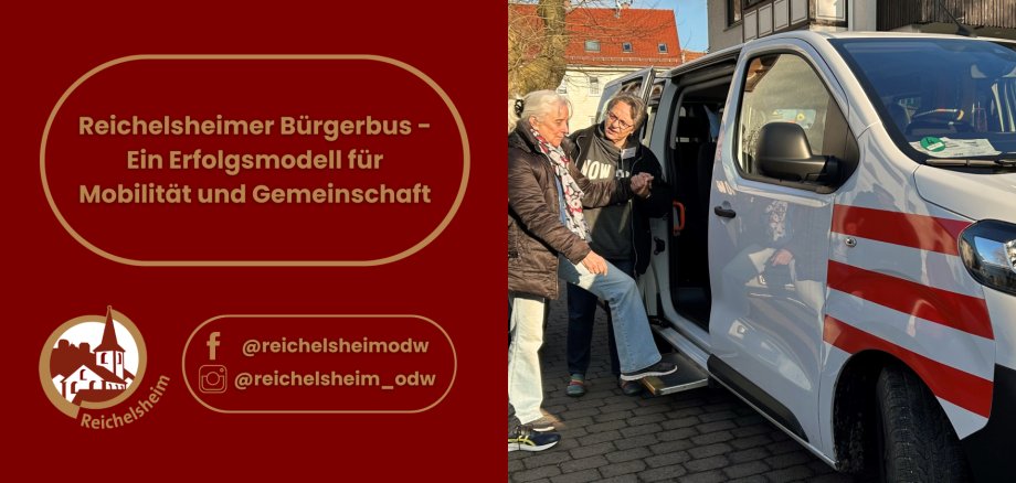 Zweigeteiltes Bild. Links auf dunkelrotem Grund ein ovaler goldener Rahmen mit dem Text: 'Reichelsheimer Bürgerbus – Ein Erfolgsmodell für Mobilität und Gemeinschaft'. Darunter ein Logo der Gemeinde Reichelsheim sowie Social-Media-Links (@reichelsheimodw). Rechts ist eine ältere Frau mit grauen Haaren und dunkler Jacke zu sehen, die von einer helfenden Person, die ihre Hand hält, über eine ausklappbare Trittstufe in einen weißen Bürgerbus mit roten Querstreifen einsteigt. Die Szene spielt draußen an einem sonnigen Tag vor Häusern.