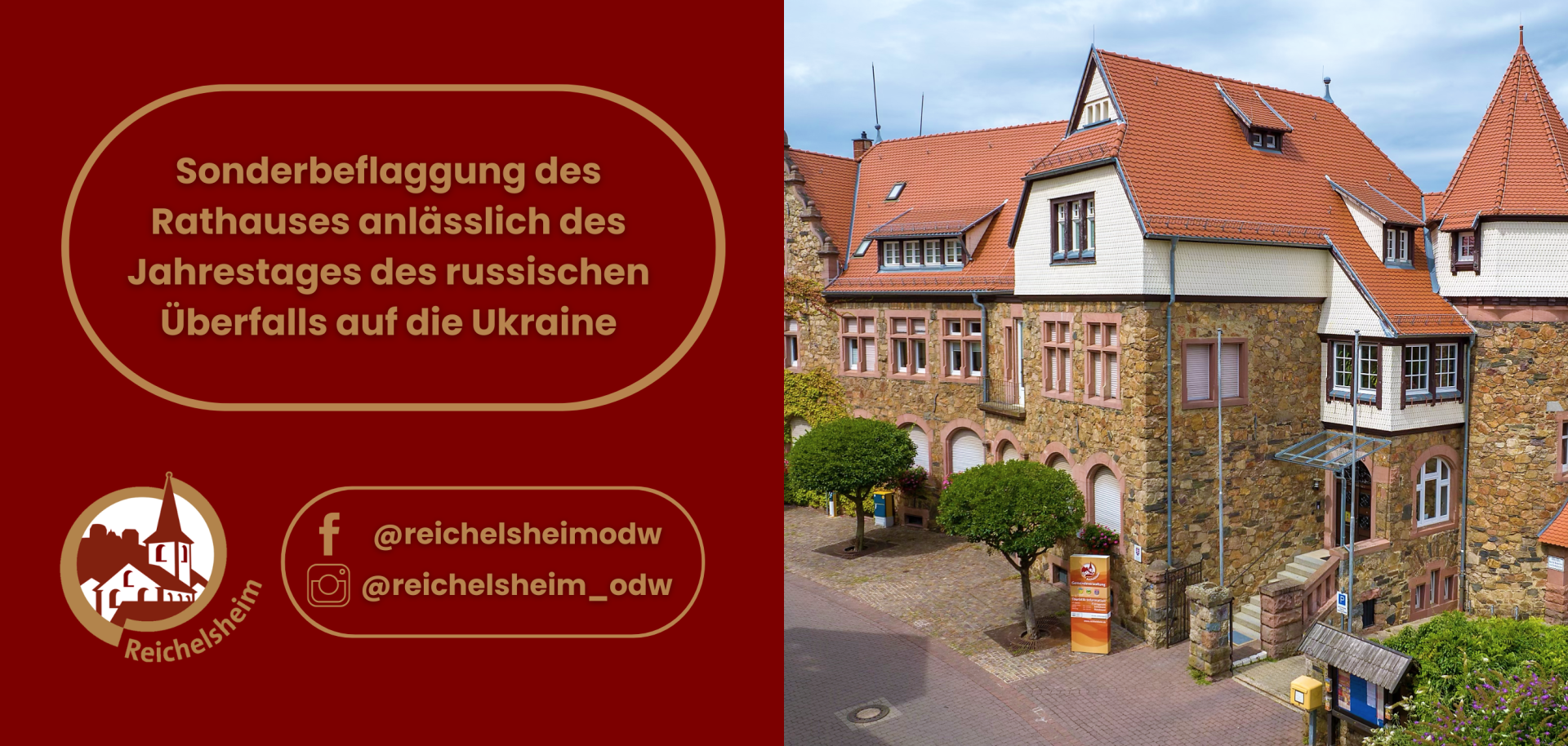 Blick auf das steinerne Rathaus von Reichelsheim mit rotem Dach. Links die Ankündigung zur Sonderbeflaggung am Jahrestag des russischen Überfalls auf die Ukraine.