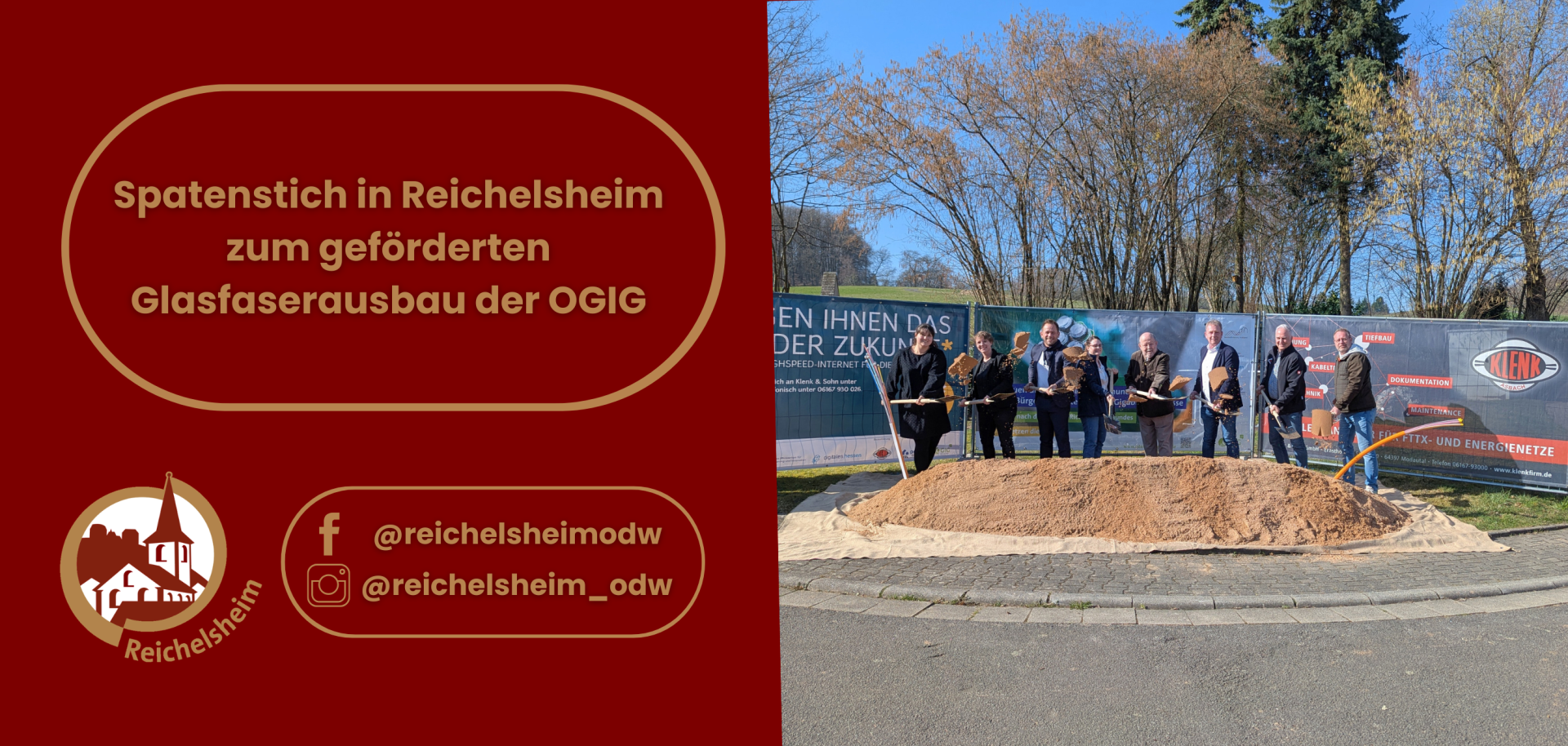 Spatenstich in Reichelsheim: Gruppe mit Schaufeln vor Bauzaun und Sandhaufen, Start des geförderten Glasfaserausbaus der OGIG. Logos und Social Media sichtbar.