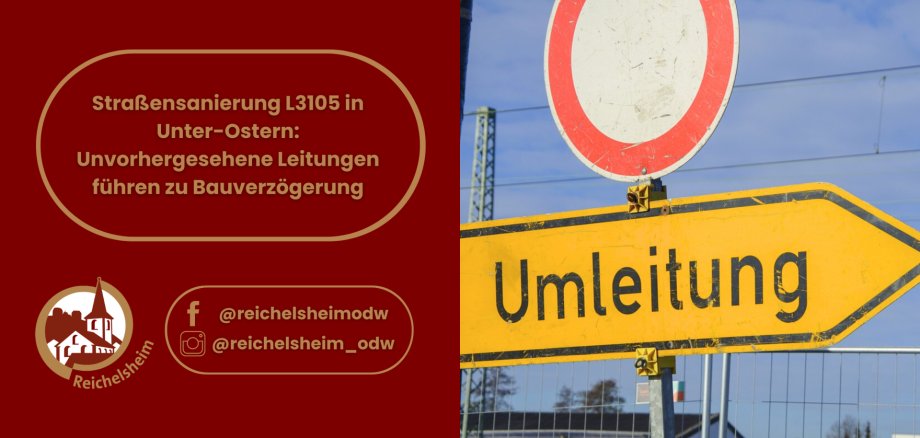 Ein geteiltes Bild zur Information über eine Straßenbaustelle. Die linke Seite auf dunkelrotem Hintergrund zeigt in einem golden umrandeten Textfeld die Nachricht: "Straßensanierung L3105 in Unter-Ostern: Unvorhergesehene Leitungen führen zu Bauverzögerung". Darunter befindet sich das Logo der Gemeinde Reichelsheim (eine stilisierte Ansicht von Gebäuden mit Turm) und die Social-Media-Konten "@reichelsheimodw" und "@reichelsheim_odw". Die rechte Seite des Bildes zeigt ein gelbes Umleitungsschild mit schwarzer Schrift und einem nach rechts zeigenden Pfeil, über dem ein rotes Verbotsschild (weißer Querstrich auf rotem Kreis) angebracht ist, alles vor einem hellblauen Himmel.