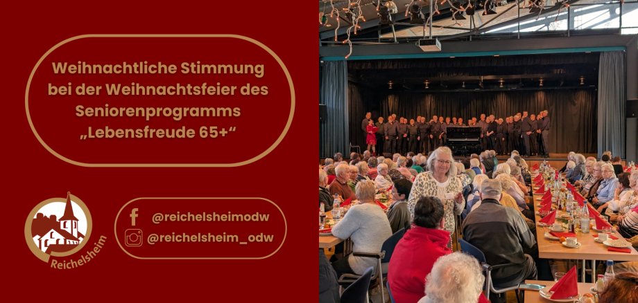 Weihnachtliche Stimmung bei der Weihnachtsfeier des Seniorenprogramms Lebensfreude 65+ Bild, das in zwei Bereiche geteilt ist. Die rechte Seite zeigt eine Weihnachtsfeier: Zahlreiche ältere Menschen sitzen an langen, festlich gedeckten Tischen und schauen auf eine Bühne, auf der ein männlicher Chor mit einer Frau in einem roten Kleid auftritt. Die linke Seite ist ein rotes Informationsfeld mit der Aufschrift 'Weihnachtliche Stimmung bei der Weihnachtsfeier des Seniorenprogramms „Lebensfreude 65+"', darunter das Reichelsheim-Logo und die Social-Media-Profile @reichelsheimodw (Facebook) und @reichelsheim_odw (Instagram)."
