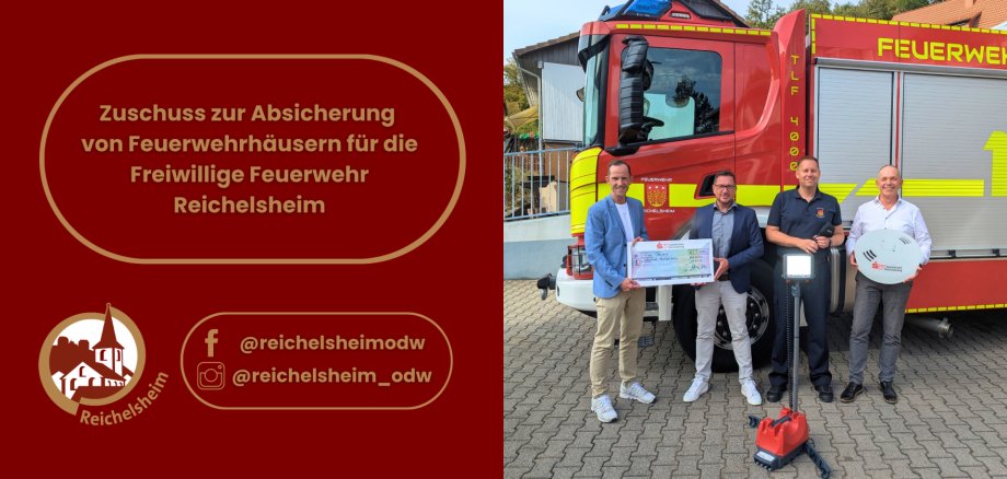 Vier Männer präsentieren vor einem Feuerwehrfahrzeug einen symbolischen Scheck  für die Freiwillige Feuerwehr Reichelsheim.